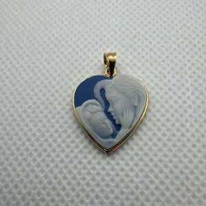 Vintage 14K Yellow Gold Mother And Child Baby Daughter Blue Cameo Pendant